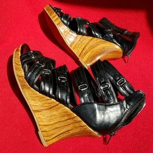 SHOES ( outer (R ) has scuff refer to photo